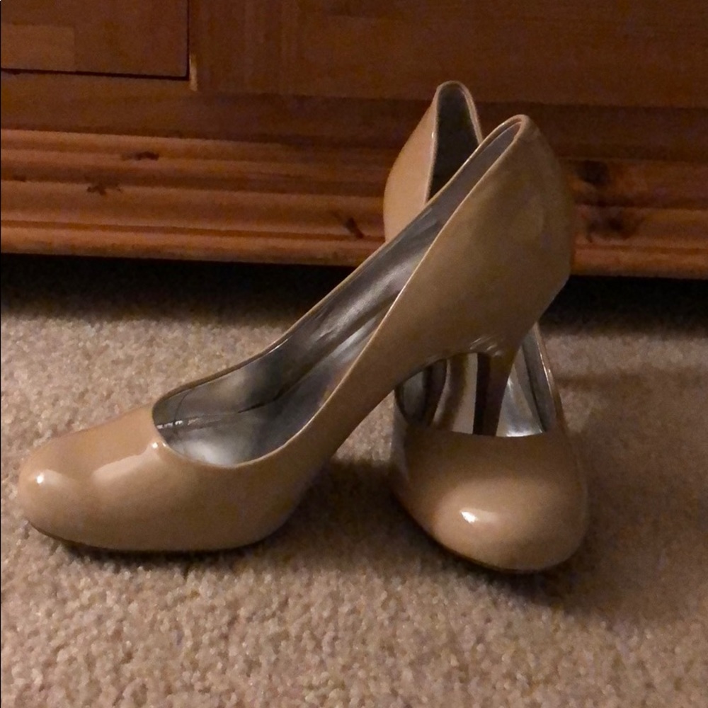 Jessica Simpson beige shoes size 7.5